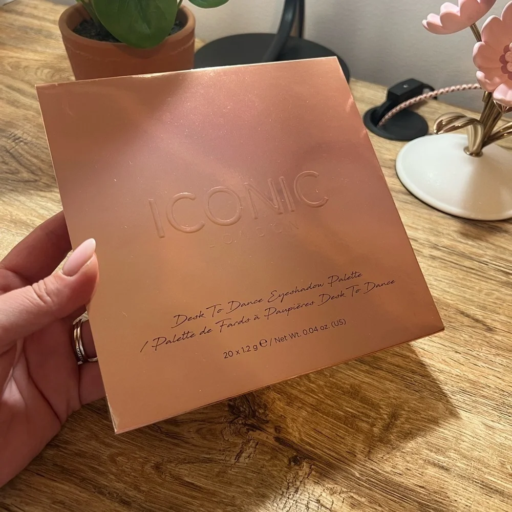 ICONIC LONDON • DESK TO DANCE • EYESHADOW PALETTE